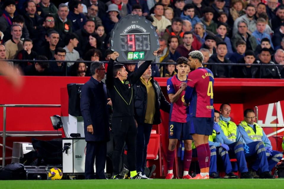 Araujo hurt his ankle vs Sevilla. (Photo by Fran Santiago/Getty Images)