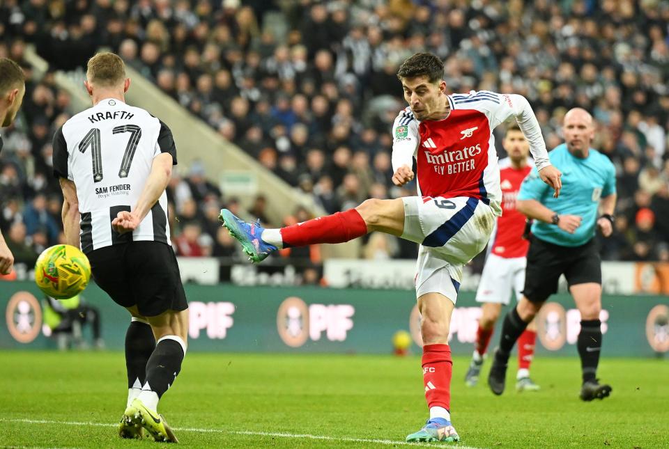 Kai Havertz of Arsenal shoots and misses