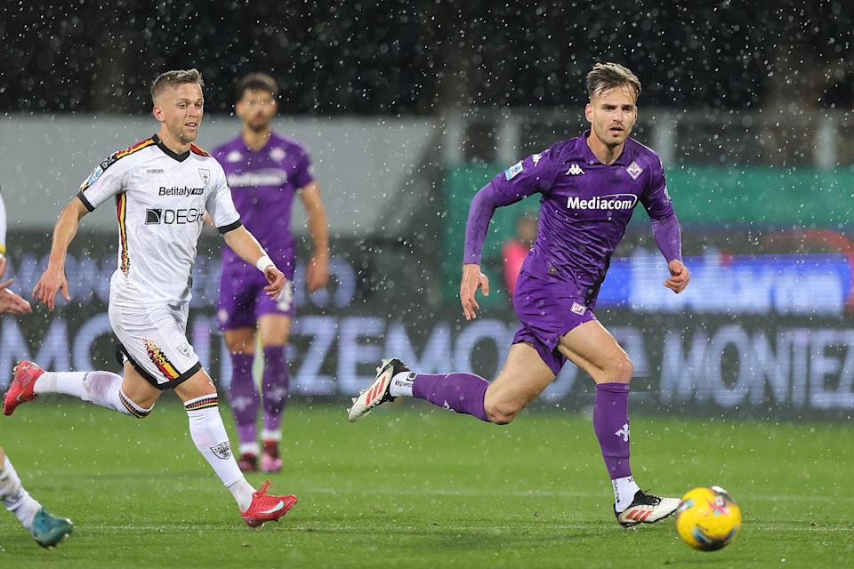 FLORENCE, ITALY - FEBRUARY 28: Marin Pongracic of ACF Fiorentina in action during the Serie A match between Fiorentina and Lecce at Stadio Artemio Franchi on February 28, 2025 in Florence, Italy. (Photo by Gabriele Maltinti/Getty Images)