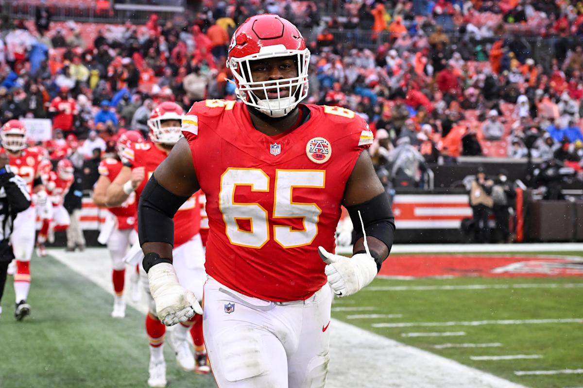 Chiefs place non-exclusive franchise tag on Pro Bowl G Trey Smith, allowing him to negotiate with other teams