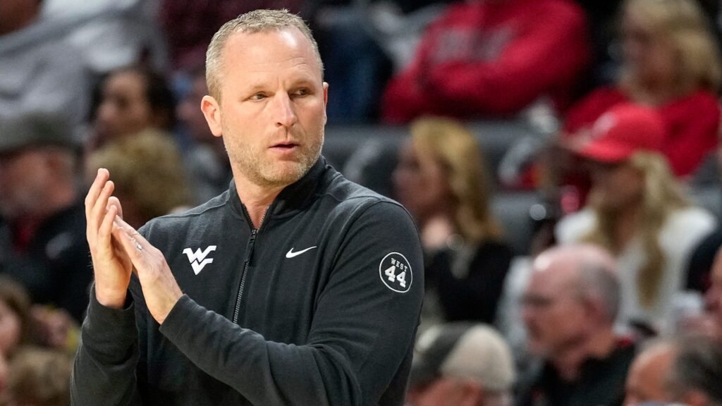 Indiana hires Iowa basketball head coach target Darian DeVries