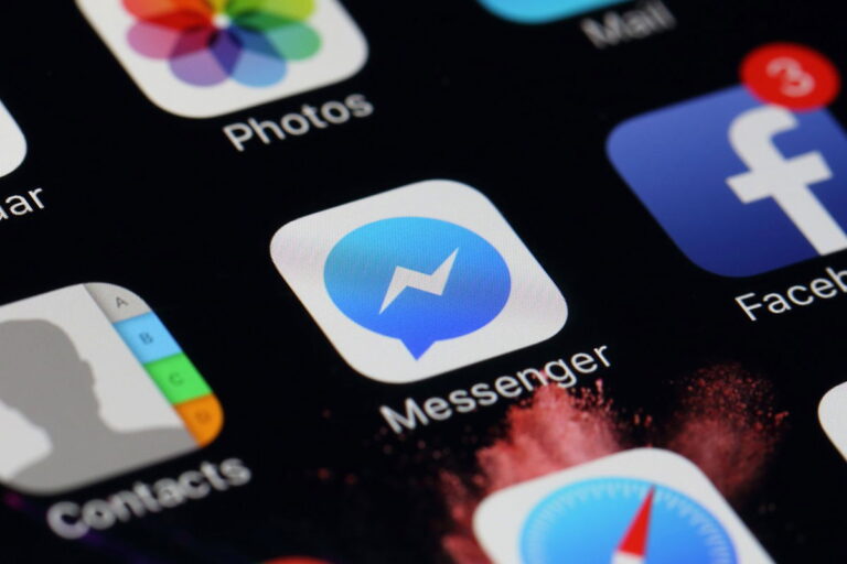 Messenger reverts to dark blue