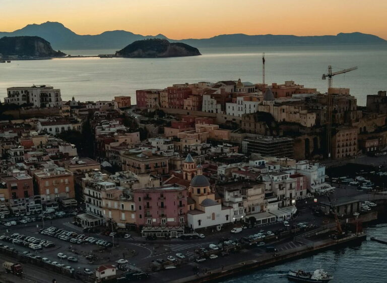 Earthquake in Naples sparks panic