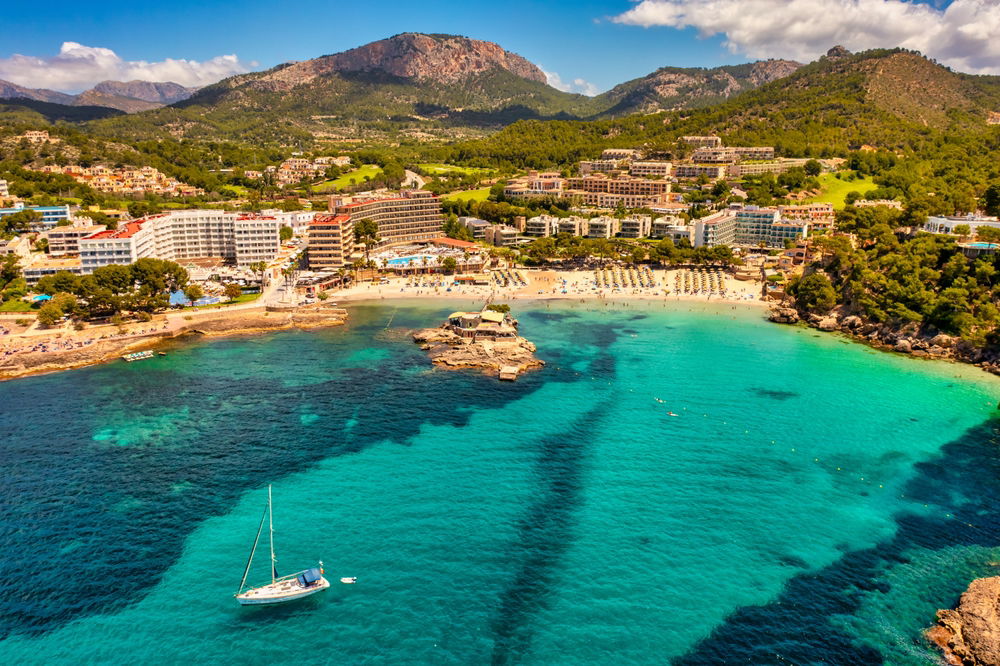 Italian dies in Ibiza, French injured in Mallorca. Both fell from their hotels