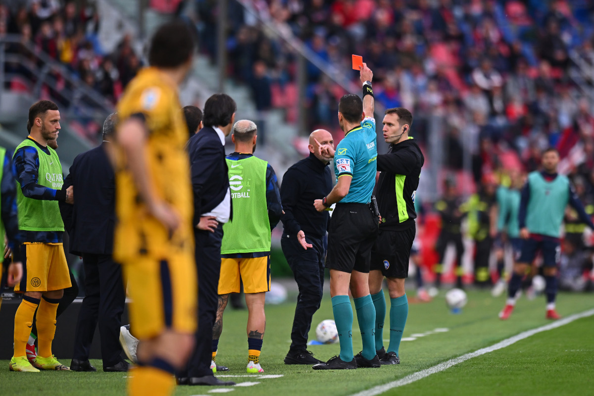 BOLOGNA, ITALY - APRIL 20: Referee Andrea Colombo shows a red card to Vincenzo Italiano, Head Coach of Bologna, during the Serie A match between Bologna and FC Internazionale at Stadio Renato Dall'Ara on April 20, 2025 in Bologna, Italy. (Photo by Alessandro Sabattini/Getty Images)