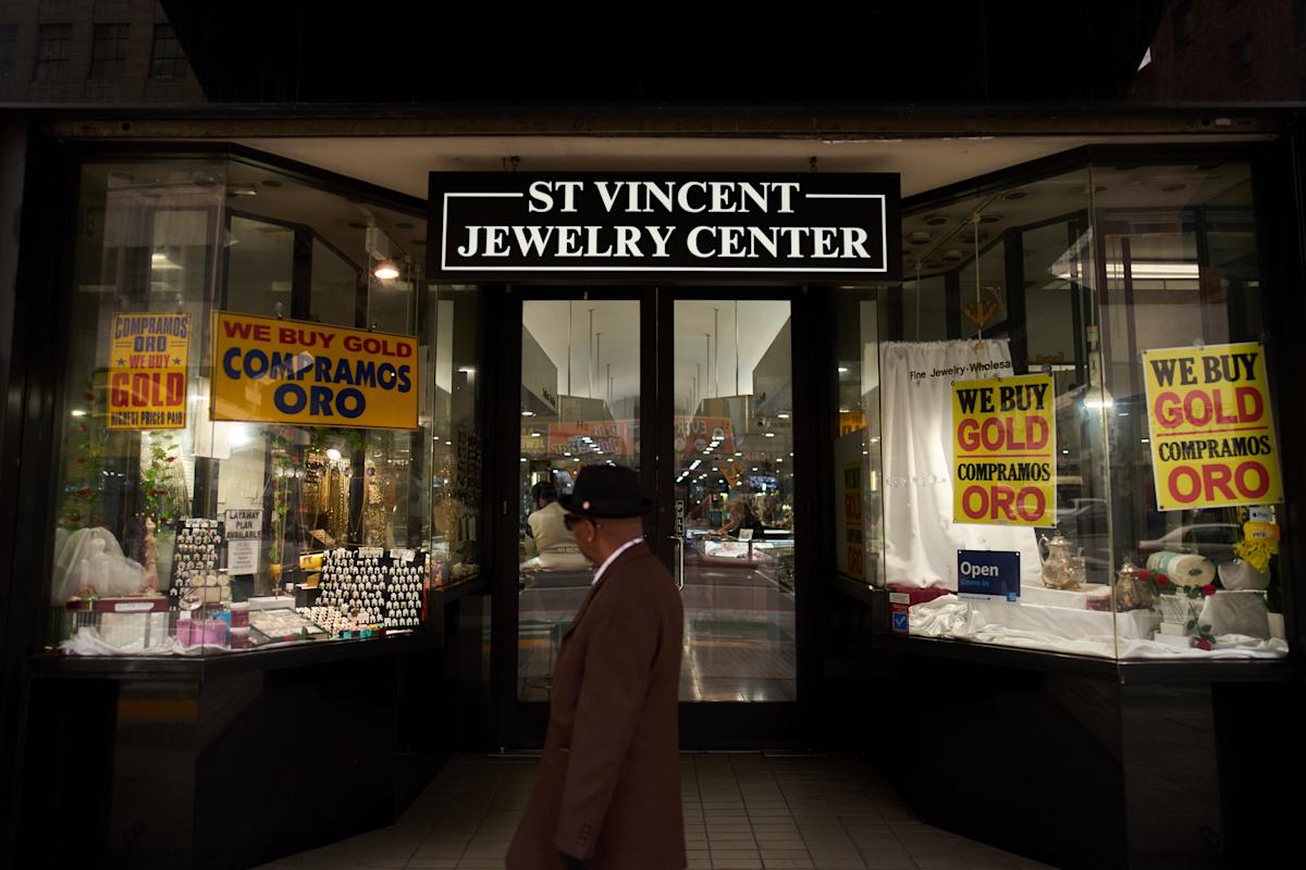 Economic jitters and soaring gold prices create a frenzy for US jewelry merchants