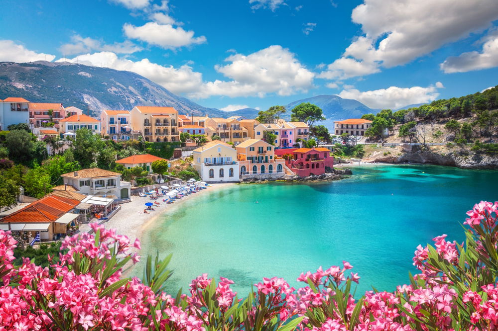 Breathtaking Assos in Cefalonia, Greece | Photo: Adisa / Shutterstock