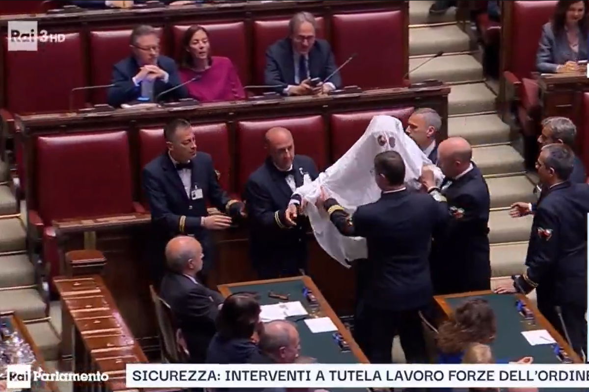 Shows up dressed as a ghost to “scare” Meloni