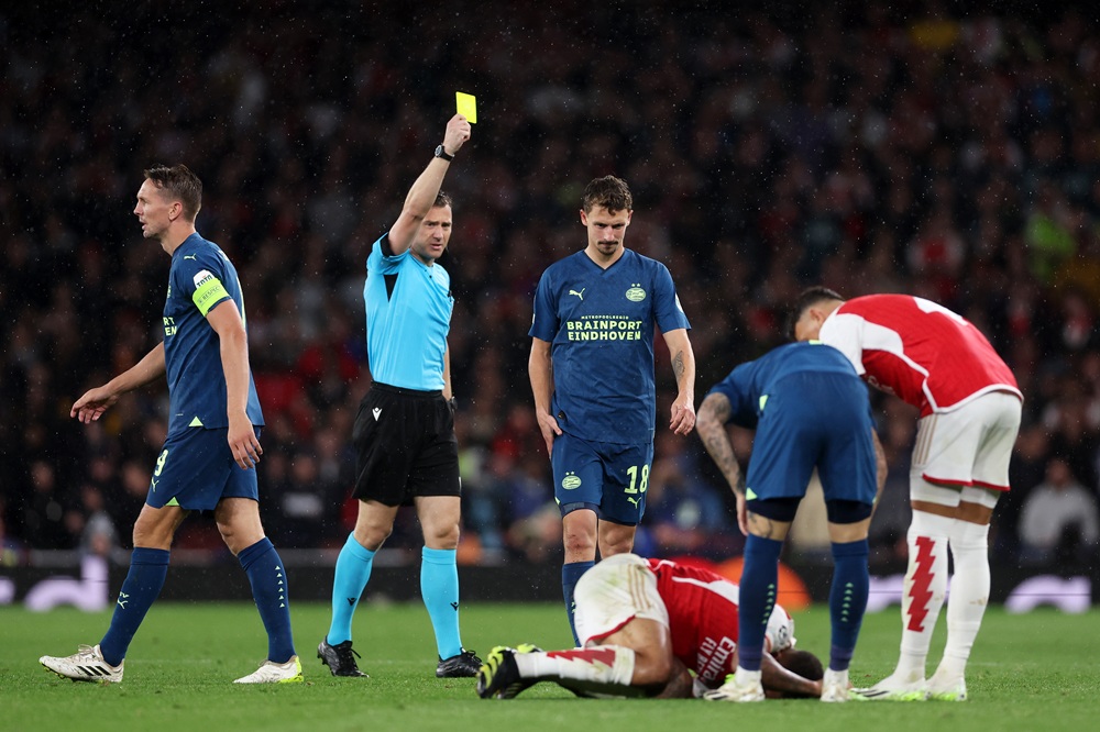 UEFA confirm referee for PSG-Arsenal clash 3 LONDON, ENGLAND: Referee Felix Zwayer shows a yellow card to Olivier Boscagli of PSV Eindhoven during the UEFA Champions League match between Arsenal FC and PSV Eindhoven at Emirates Stadium on September 20, 2023. (Photo by Alex Pantling/Getty Images)