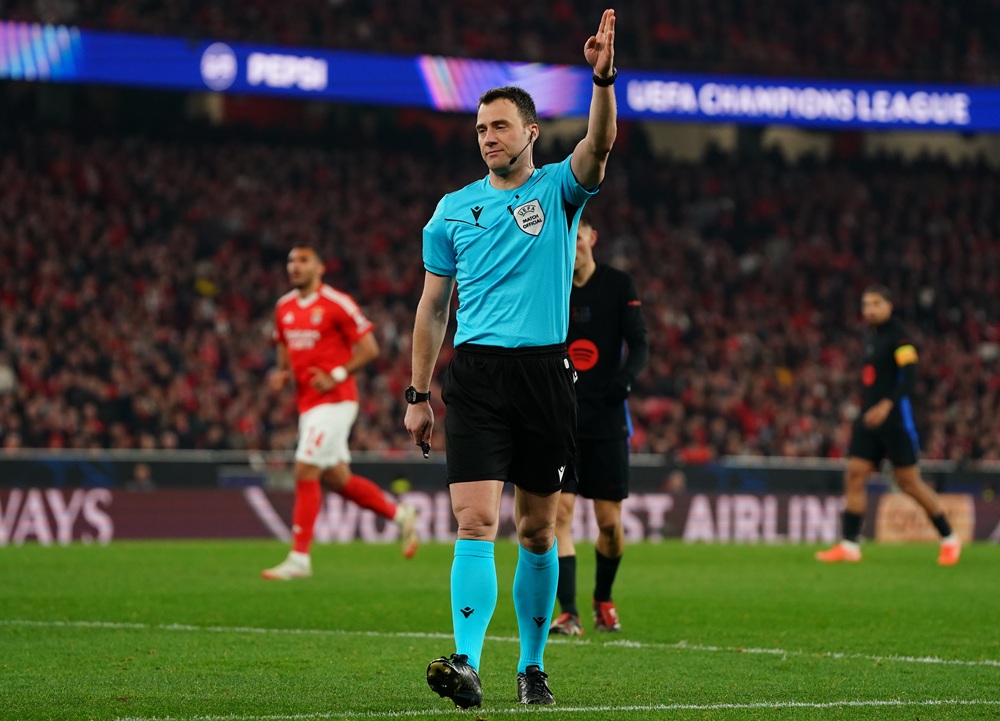 LISBON, PORTUGAL: Referee Felix Zwayer in action during the UEFA Champions League 2024/25 Round of 16 First Leg match between SL Benfica and FC Barcelona at Estadio da Luz on March 5, 2025. (Photo by Gualter Fatia/Getty Images)
