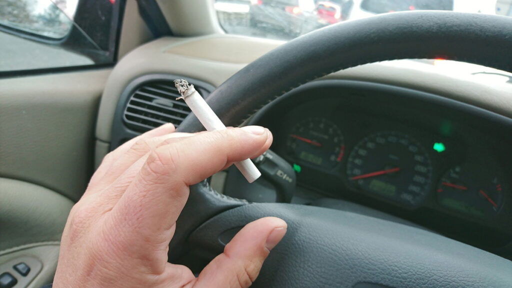 Smoking while driving Spain: Fines explained