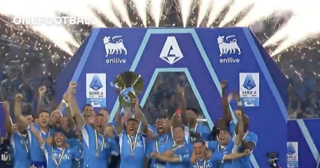 🏆Di Lorenzo lifts Napoli’s 4th Scudetto, but ADL forgot it, the moment is 😂