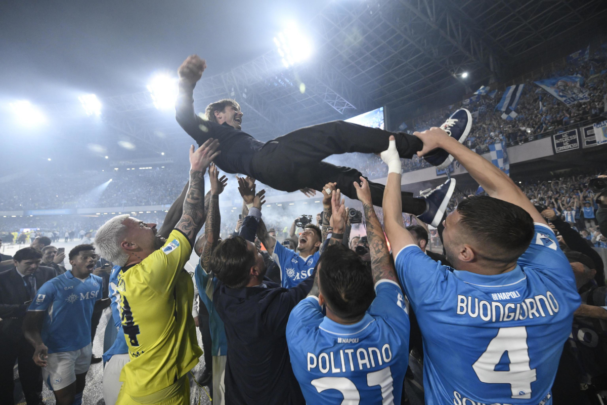 epa12129581 Players of SSC Napoli celebrate with their coach Antonio Conte after winning the 2024/2025 Serie A title after the Italian Serie A soccer match between SSC Napoli and Cagliari Calcio, in Naples, Italy, 23 May 2025. SSC Napoli won their fourth league title. EPA-EFE/CIRO FUSCO