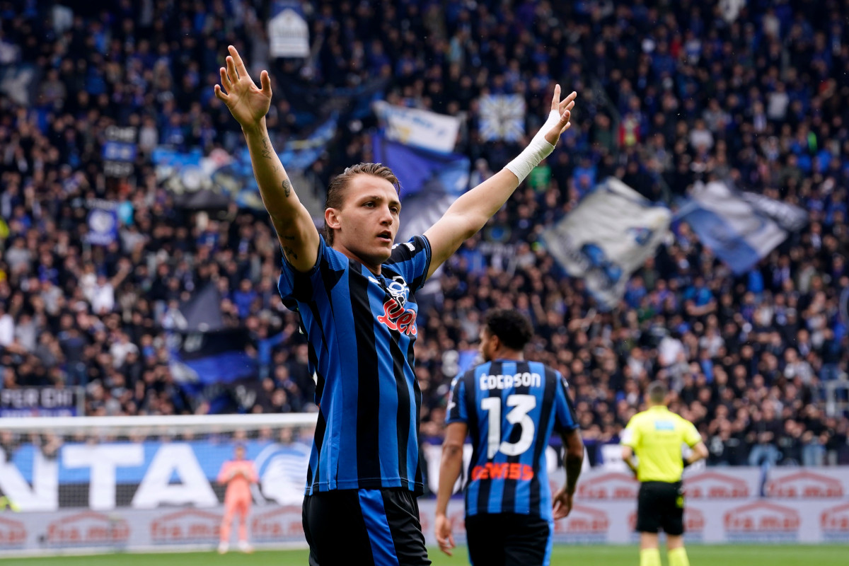 BERGAMO, ITALY - APRIL 13: Mateo Retegui of Atalanta celebrates scoring his team's first goal during the Serie A match between Atalanta and Bologna at Gewiss Stadium on April 13, 2025 in Bergamo, Italy. (Photo by Pier Marco Tacca/Getty Images)
