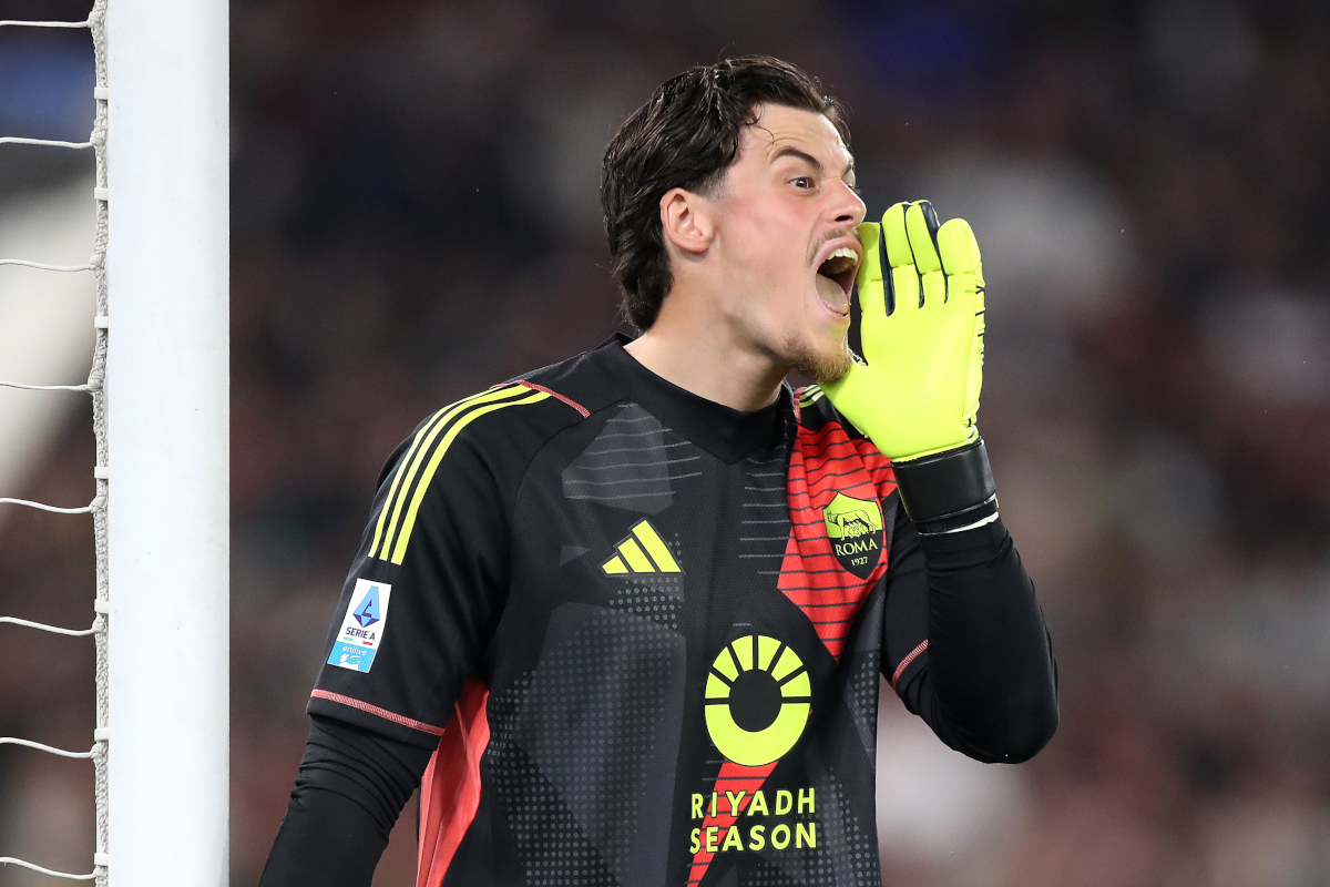 ROME, ITALY - APRIL 13: Mile Svilar of AS Roma reacts as he gives instructions during the Serie A match between SS Lazio and AS Roma at Stadio Olimpico on April 13, 2025 in Rome, Italy. (Photo by Paolo Bruno/Getty Images)
