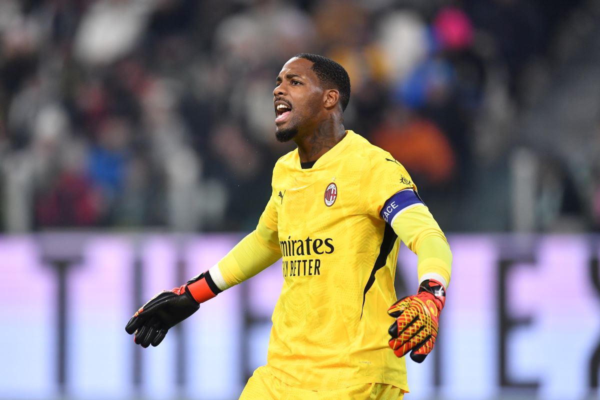 TURIN, ITALY - JANUARY 18: Mike Maignan of AC Milan react during the Serie A match between Juventus and AC Milan at Allianz Stadium on January 18, 2025 in Turin, Italy. (Photo by Valerio Pennicino/Getty Images)