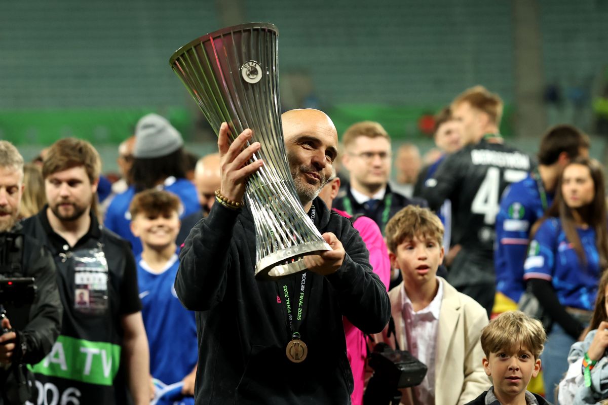 WROCLAW, POLAND - MAY 28: Enzo Maresca, Manager of Chelsea, celebrates with the UEFA Conference League trophy after his team's victory in the UEFA Conference League Final 2025 between Real Betis Balompie and Chelsea FC at Stadion Wroclaw on May 28, 2025 in Wroclaw, Poland. (Photo by Richard Heathcote/Getty Images)
