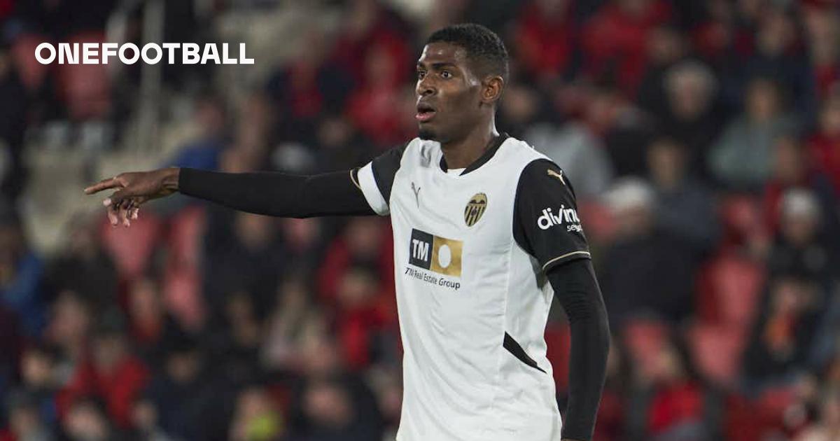 Arsenal ‘working’ on deal to sign highly rated Valencia defender