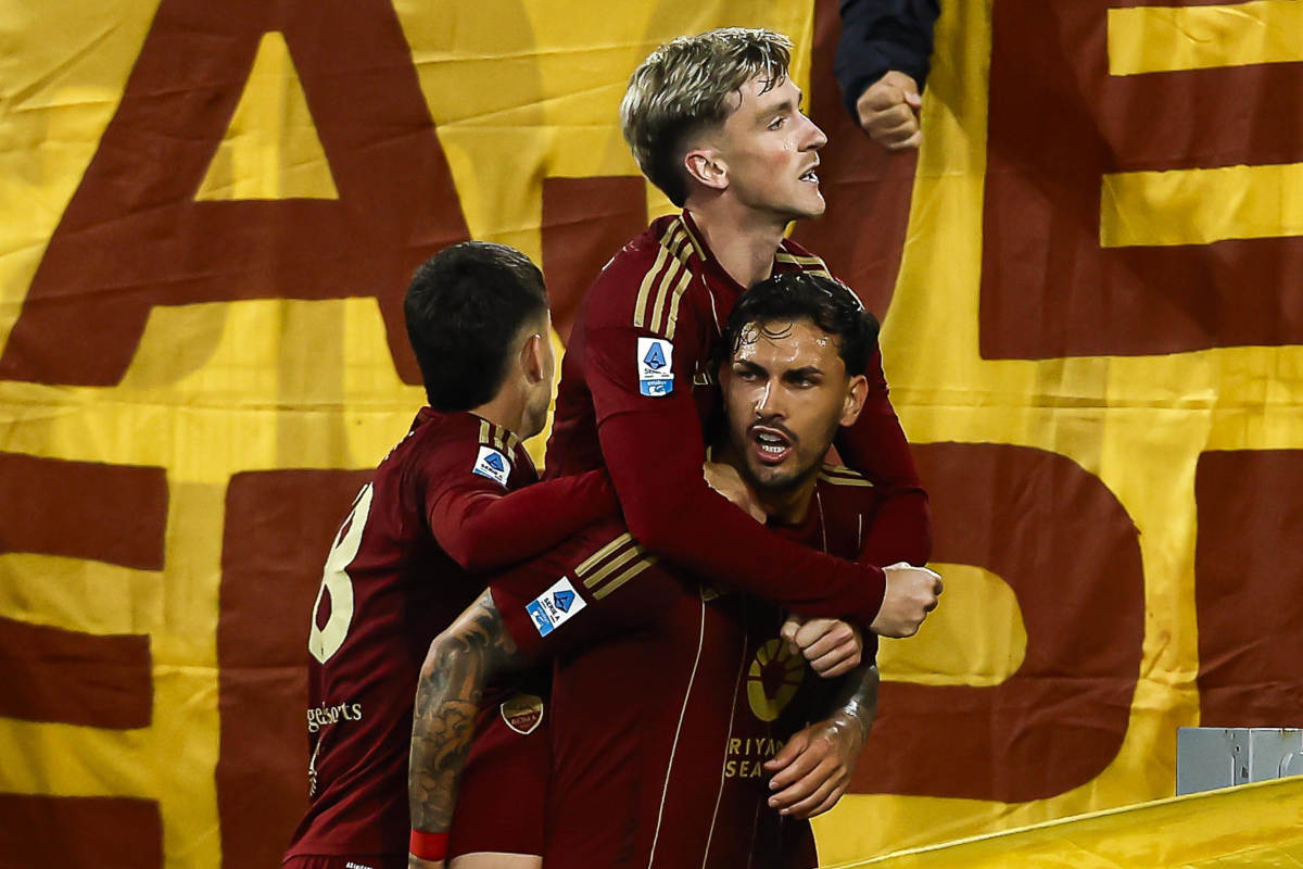 epa12114984 Romas Leandro Paredes celebrates with his teammates after scoring the 2-1 goal during the Italian Serie A soccer match between AS Roma and AC Milan, in Rome, Italy, 18 May 2025. EPA-EFE/ANGELO CARCONI