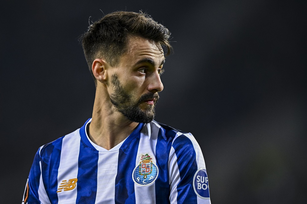 Arsenal loanee's spell ends with assist & penalty conceded 3 PORTO, PORTUGAL: Fábio Vieira of FC Porto looks on during the UEFA Europa League 2024/25 League Phase MD6 match between FC Porto and FC Midtjylland at Estadio do Dragao on December 12, 2024. (Photo by Octavio Passos/Getty Images)
