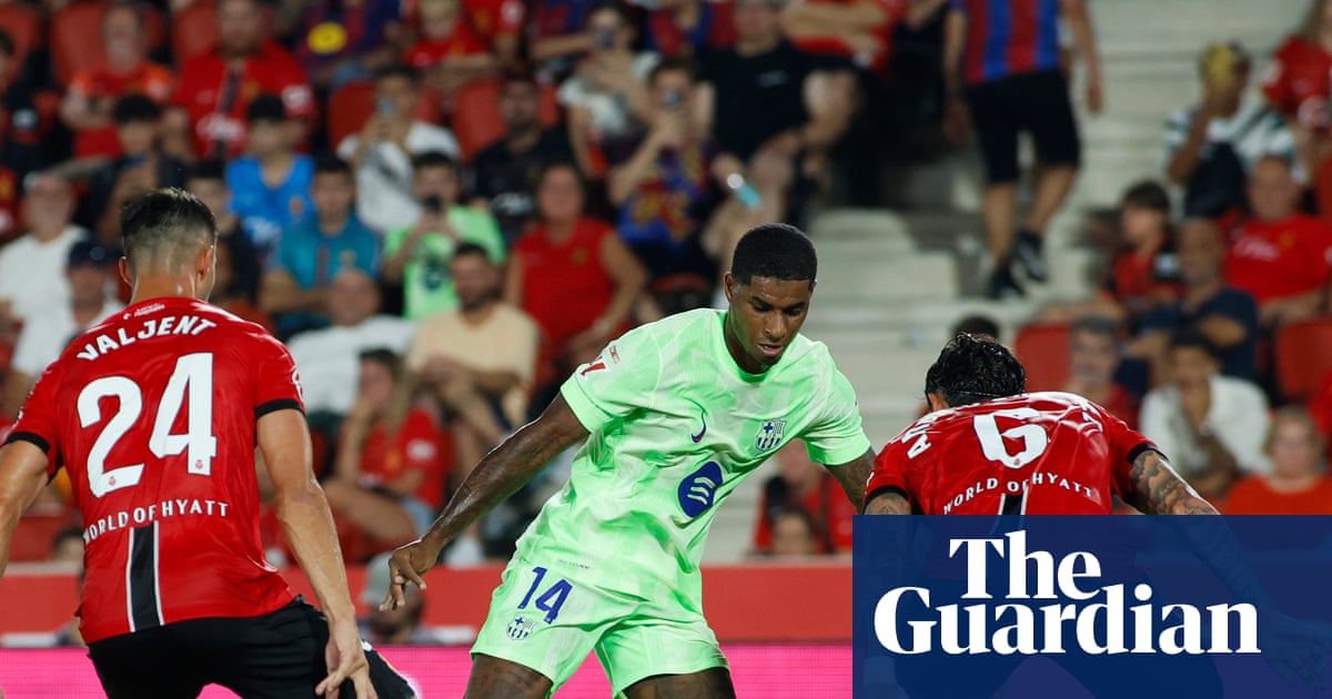 Marcus Rashford makes debut as Barcelona stroll past nine-man Mallorca