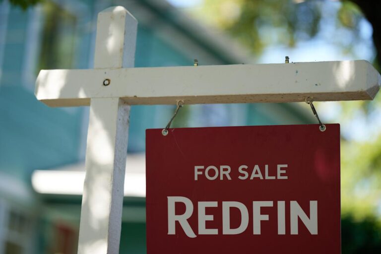 Average rate on a 30-year mortgage holds steady at lowest level in nearly 10 months