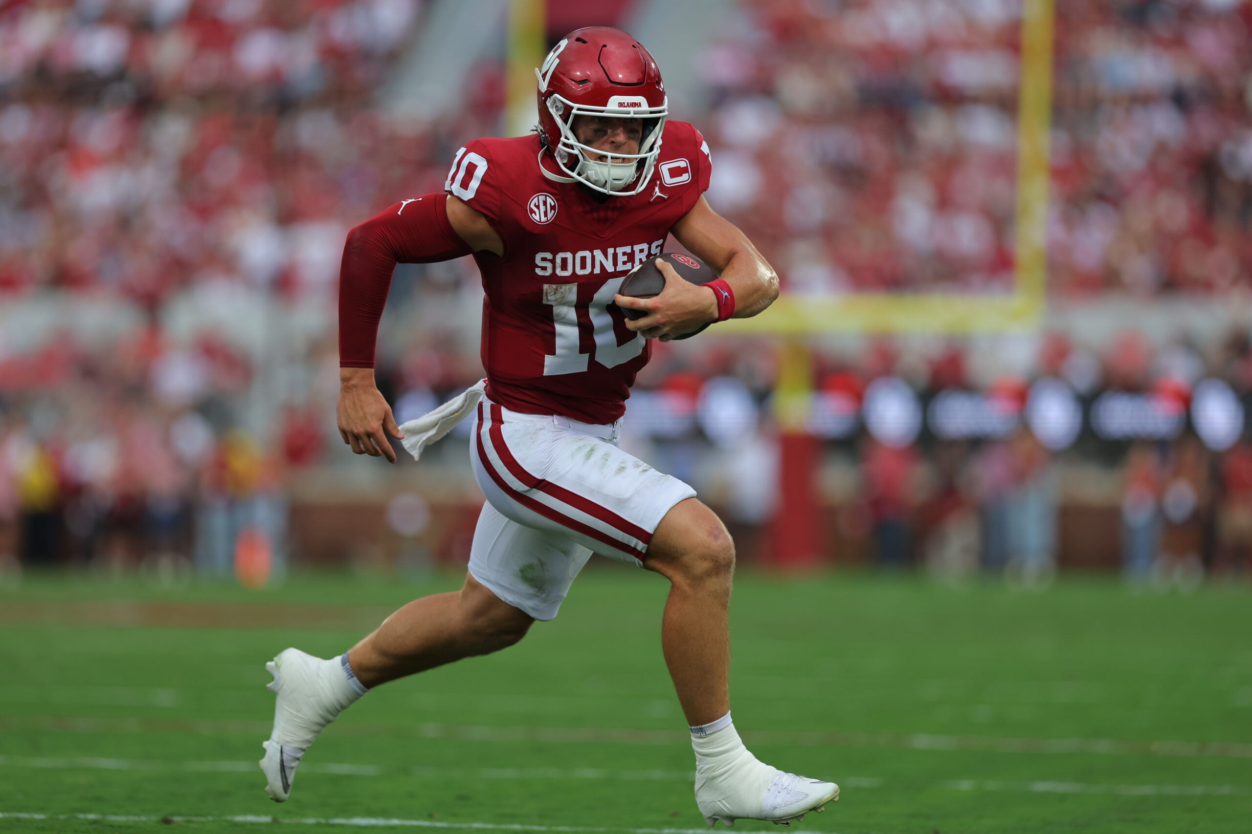 NORMAN, OK - AUGUST 30: Oklahoma Sooner quarterback John Mateer(16) runs in for a touchdown during the college football game between the Oklahoma Sooners and the Illinois State Redbirds on August 30, 2025, at Gaylord Family Oklahoma Memorial Stadium in Norman, OK. (Photo by Chad Hamilton/Icon Sportswire via Getty Images)