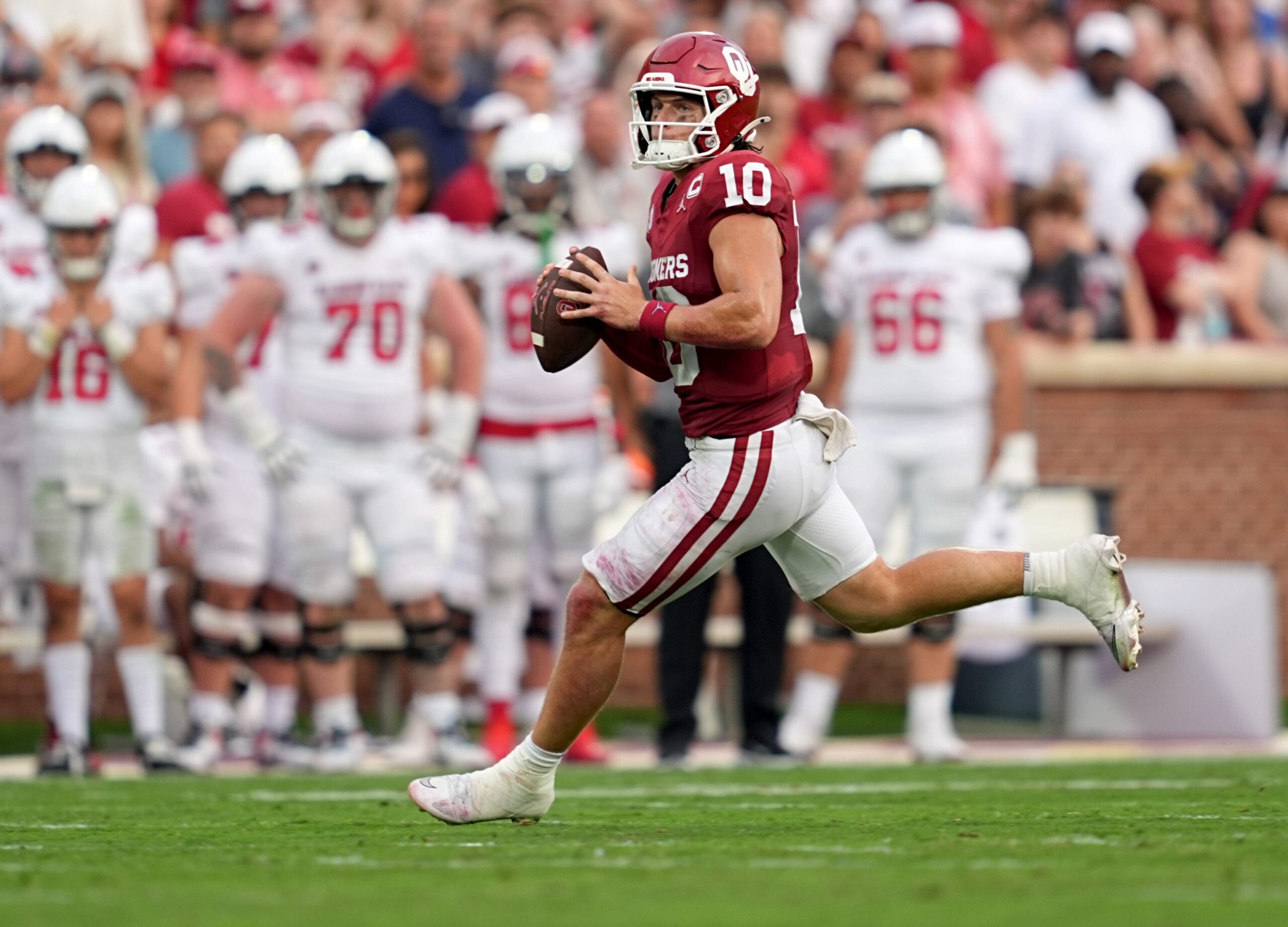 Oklahoma’s John Mateer (10) scrambles in the second half of the college football game between the University of Oklahoma Sooners and the Illinois State Redbirds at the Gaylord Family Oklahoma Memorial Stadium in Norman, Okla., Saturday, Aug. 30, 2025.