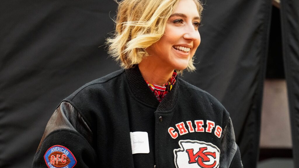 Kansas City Chiefs superfan Heidi Gardner has a viral reaction to the Jaguars’ pick-six