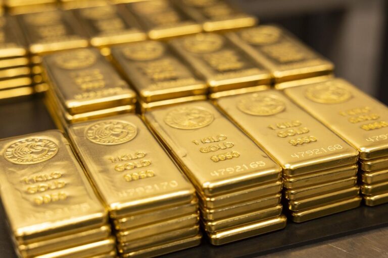 Gold Slips as Traders Assess Fading US Interest Rate Cut Outlook